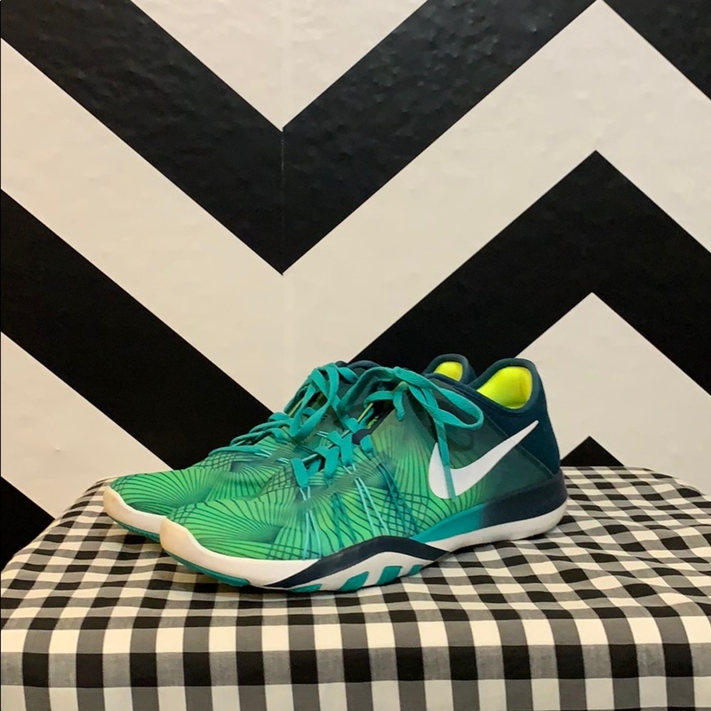 Nike women’s free TR 6
